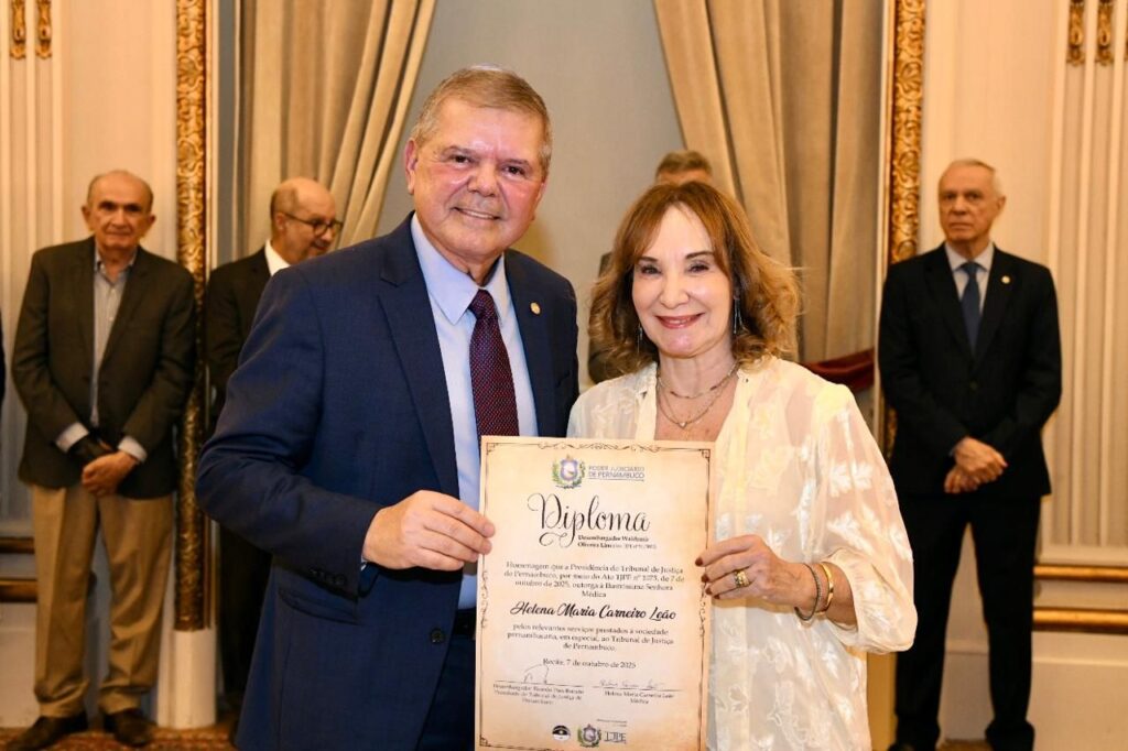 Na foto acima, o registro do momento da entrega do título pela presidência do Tribunal, na pessoa do Desembargador Ricardo Paes Barreto, presidente do TJPE.