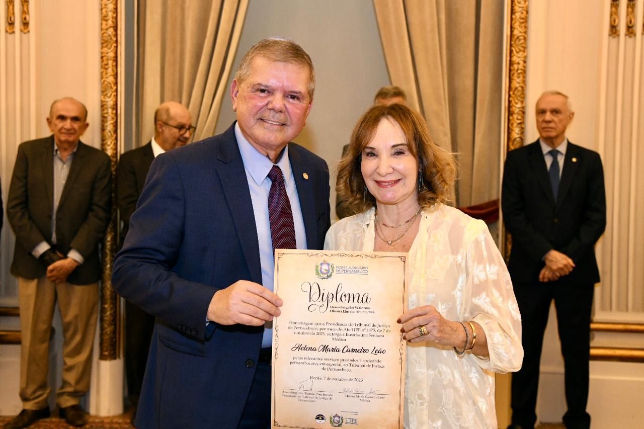 Na foto acima, o registro do momento da entrega do título pela presidência do Tribunal, na pessoa do Desembargador Ricardo Paes Barreto, presidente do TJPE.